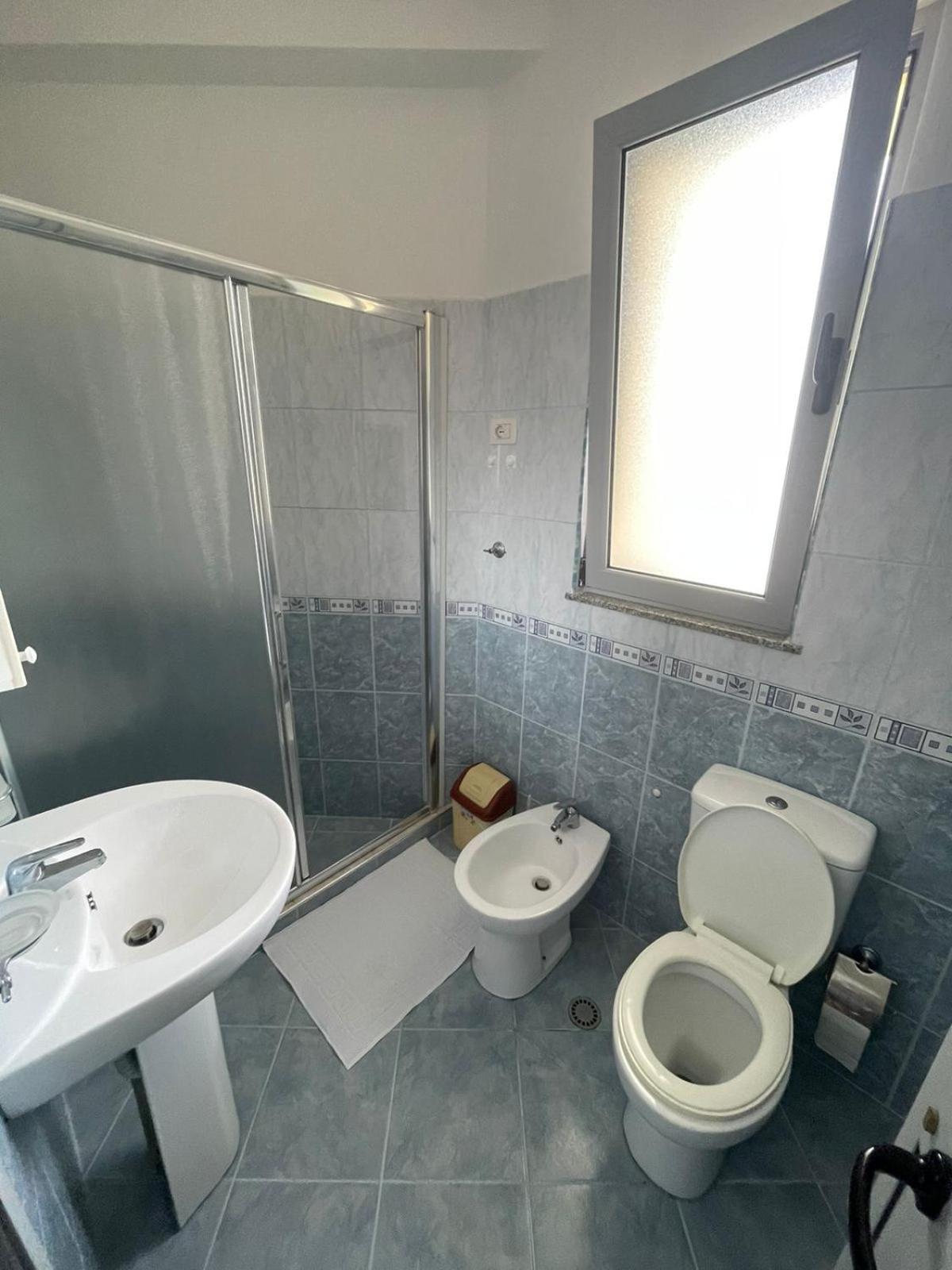 Hotel Restaurant Globi Velipojë Exteriör bild