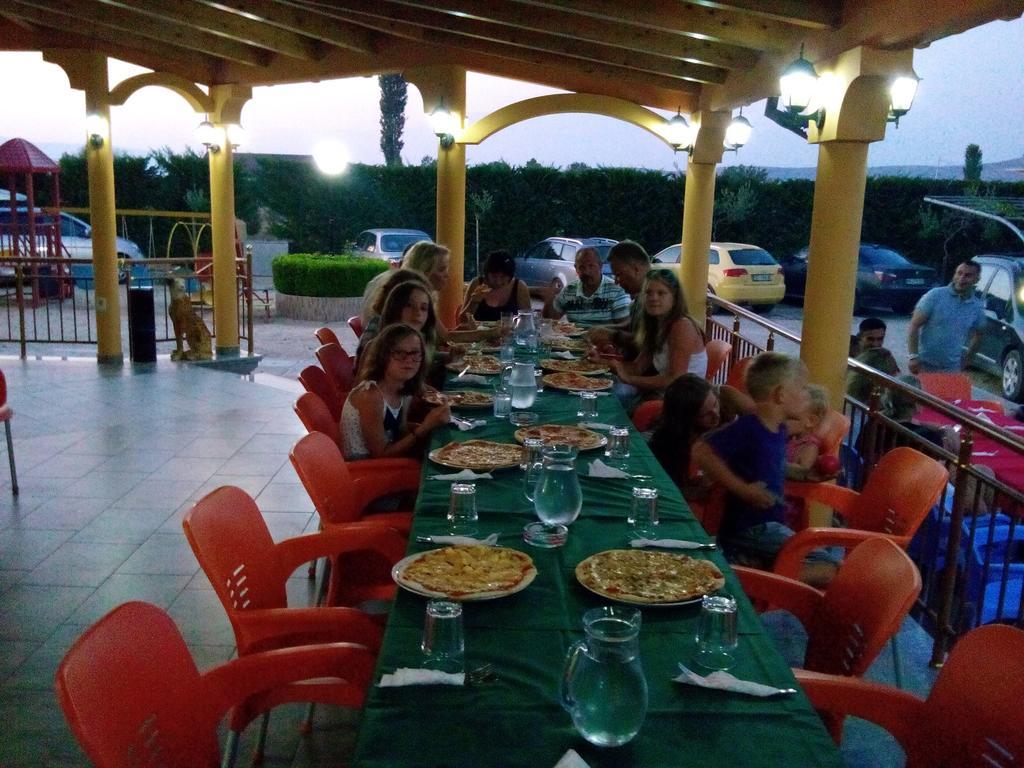 Hotel Restaurant Globi Velipojë Exteriör bild